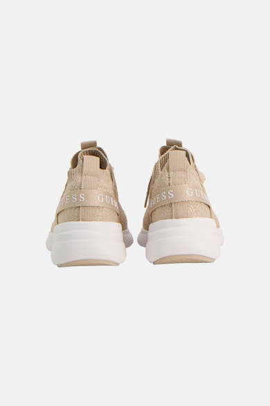 Baskets beige en maille scintillante de Guess, vue de dos, avec logo GUESS sur le talon et semelle blanche.