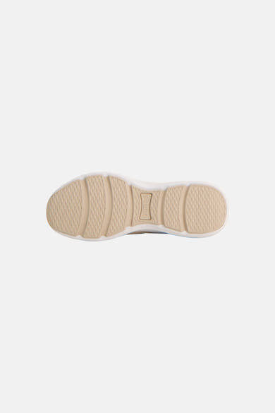 Baskets beige de Guess, vue de dessous avec semelle texturée et logo Guess embossé.