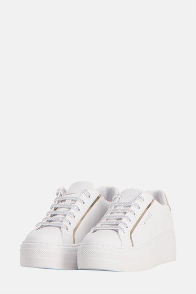 Witte Guess sneakers met gouden details op de hiel, achteraanzicht.