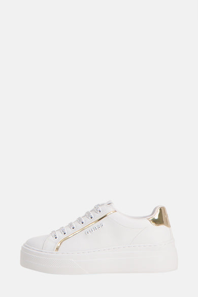 Witte Guess-sneakers, met gouden details en strass-veters, zijaanzicht.