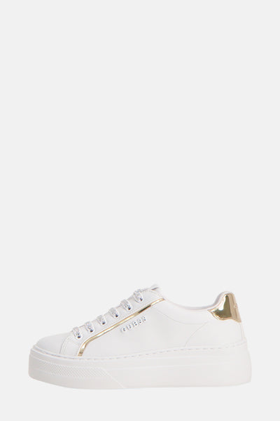 Witte Guess-sneakers, met gouden details en strass-veters, zijaanzicht.