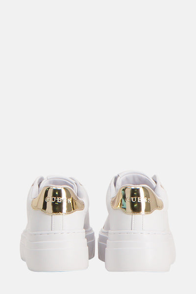 Baskets blanches de Guess avec détails dorés au talon, vue arrière.
