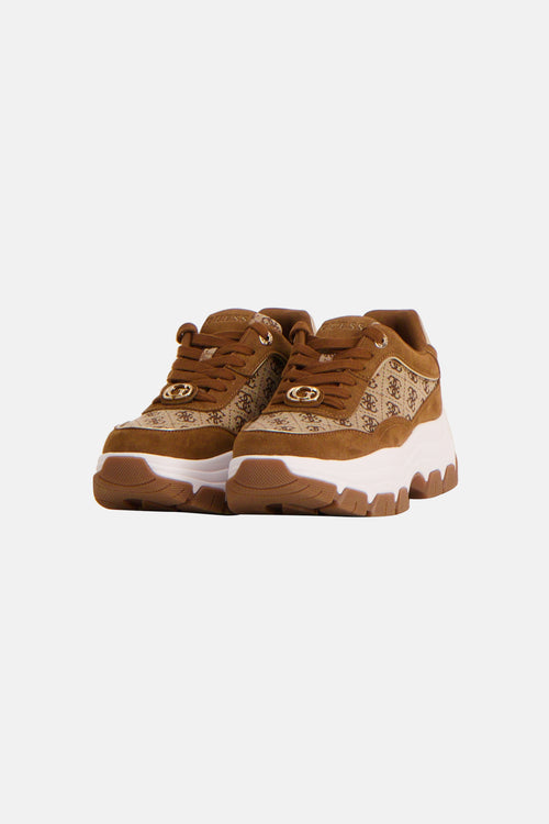 Bruine sneakers van Guess, met monogrampatroon en witte plateauzool.