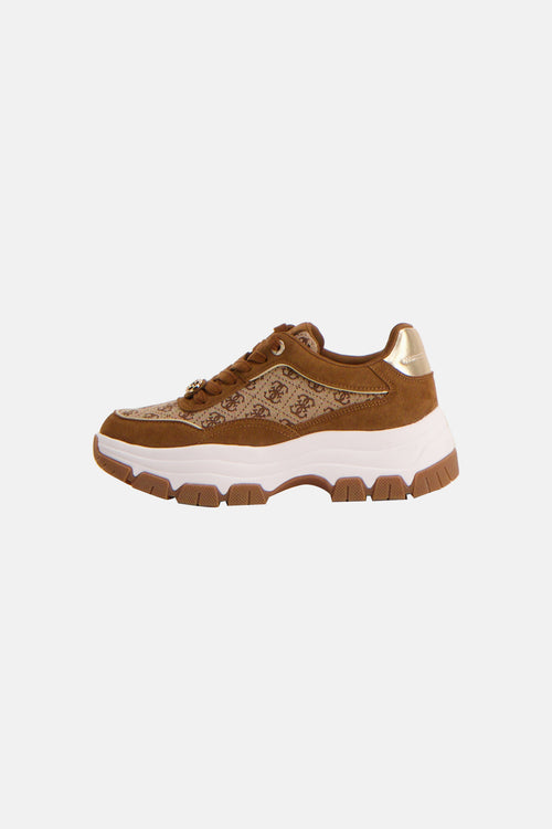 Bruine Guess® sneakers met monogrampatroon, dikke witte zool en gouden details.