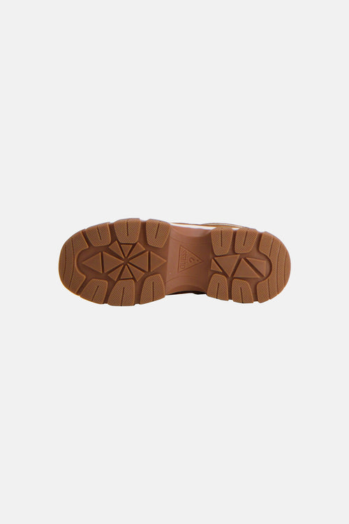 Bruine Guess-sneakerzool met reliëf geometrisch patroon.