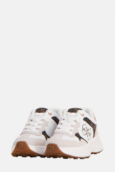 Witte Guess sneakers, met goudkleurige inzet op de hiel en een bruine zool met logo.