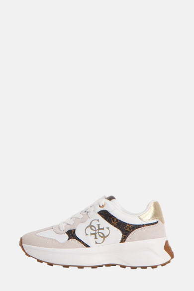 Witte Guess sneakers met bruin monogrampatroon en gouden afwerkingen.