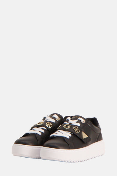 Baskets noires de Guess avec lacets blancs et ornements dorés.