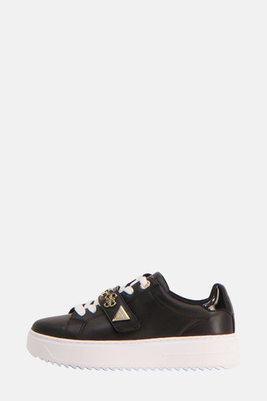 Baskets noires Guess avec lacets blancs et semelle plateforme dentelée.