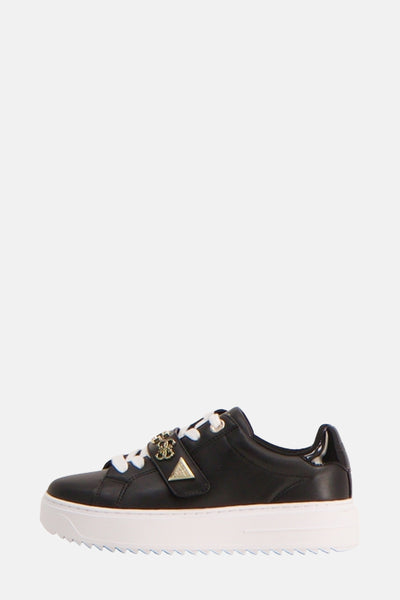 Baskets noires Guess avec lacets blancs et semelle plateforme dentelée.