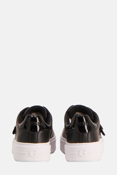 Baskets noires en cuir synthétique de Guess avec logo « G » sur la semelle blanche.