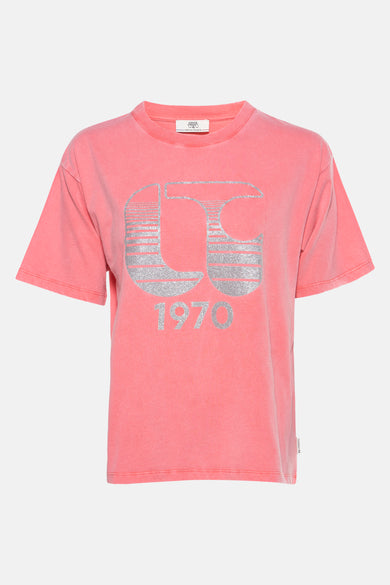 Koraalrood T-shirt met korte mouwen van Le Temps des Cerises, met een zilveren logo en de tekst "1970".