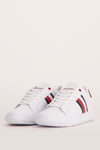 Baskets blanches de TOMMY JEANS, avec rayures latérales rouges, blanches et bleues.