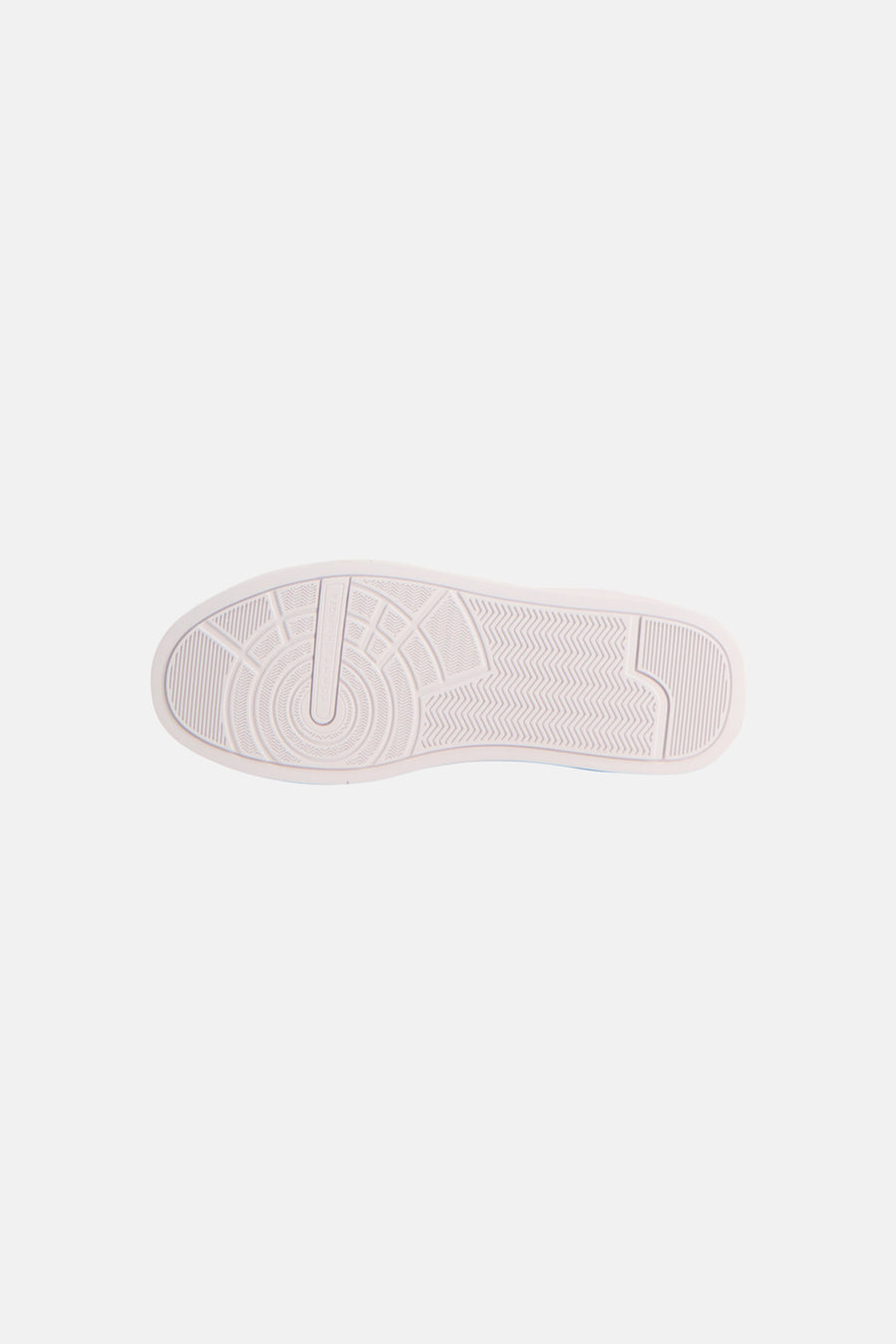 Sneakers blanches de TOMMY JEANS, vue de dessous de la semelle avec motifs de bande de roulement et l'inscription 'TOMMY HILFIGER'.