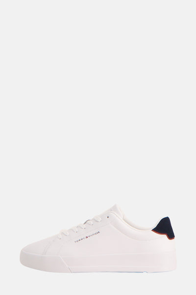Witte TOMMY JEANS sneakers met contrasterende marineblauwe hiel en discreet logo aan de zijkant.
