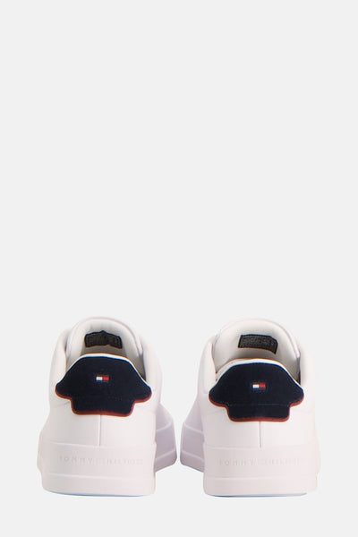 Witte Tommy Jeans sneakers met logo op de hiel, achteraanzicht.
