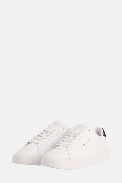 Witte TOMMY JEANS sneakers, met veters en marineblauwe details op de hielkap.