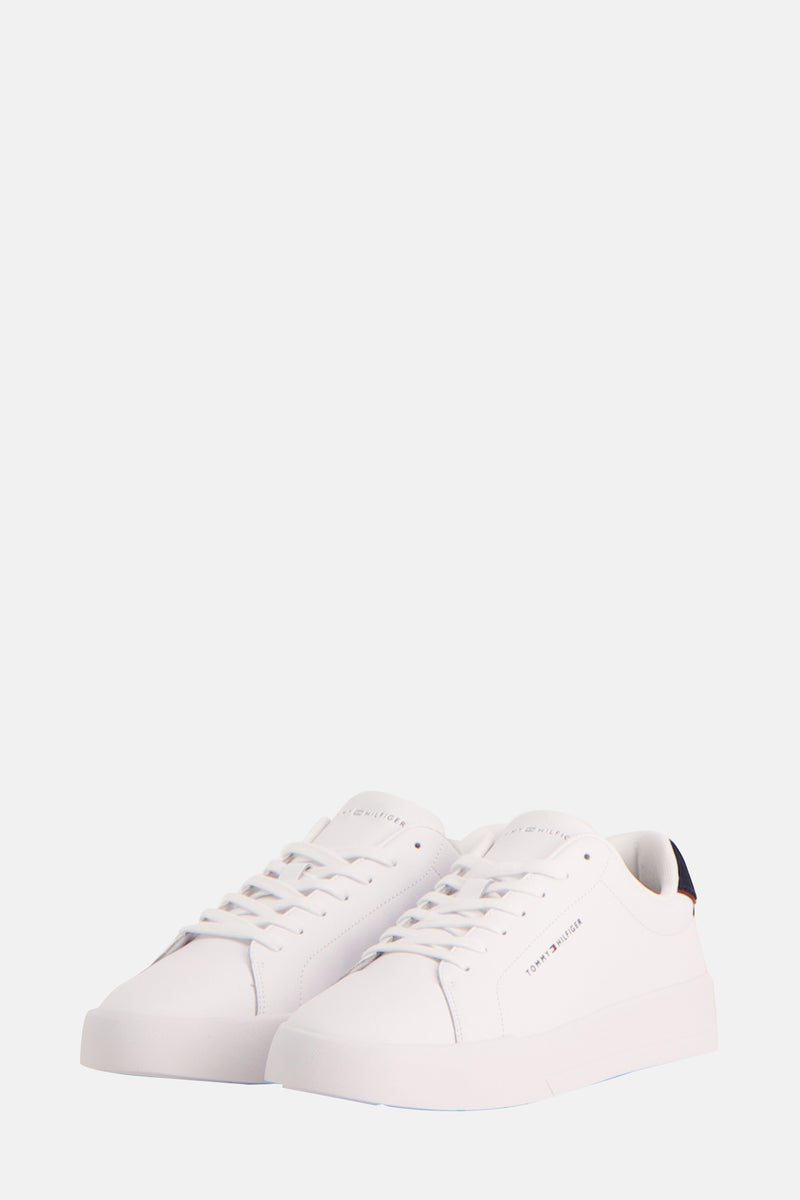 Witte TOMMY JEANS sneakers, met veters en marineblauwe details op de hielkap.