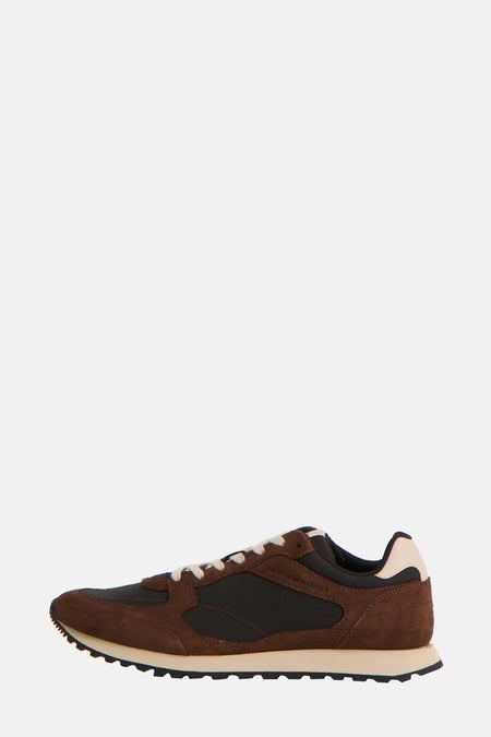 Bruine suède sneakers van Tommy Jeans, met zwarte details en een crèmekleurige zool.