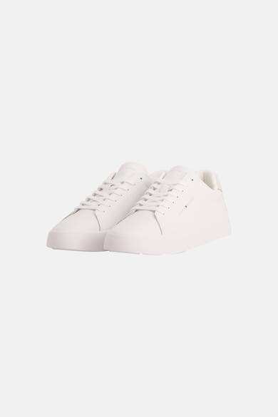 Witte TOMMY JEANS sneakers, effen sportschoenen met witte veters.