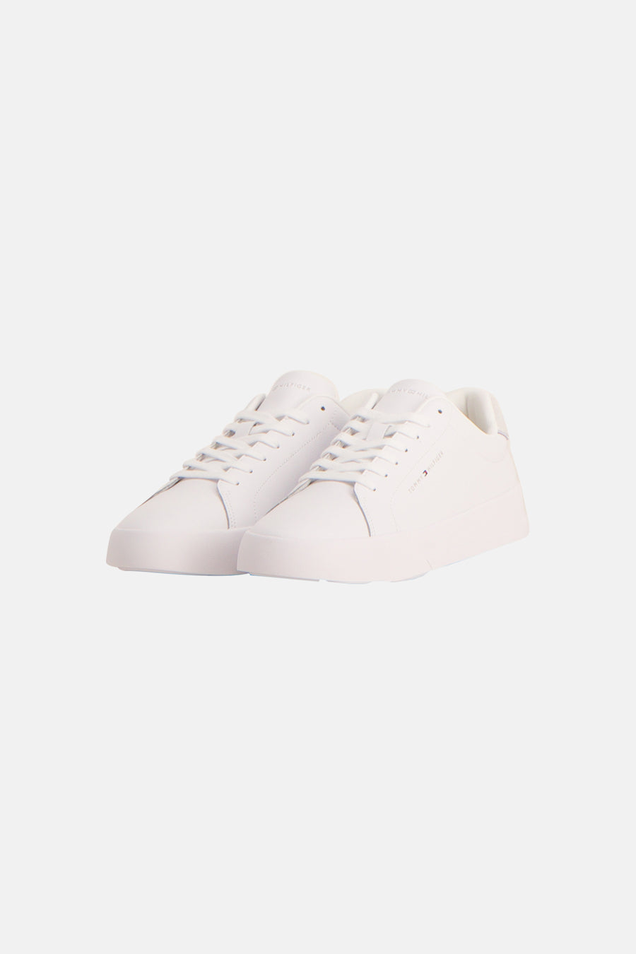 Witte TOMMY JEANS sneakers, effen sportschoenen met witte veters.