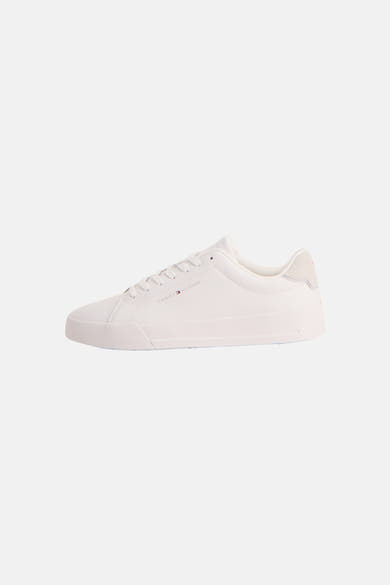 Witte TOMMY JEANS sneakers, met ton-sur-ton inzetstuk op de hiel en vetersluiting.