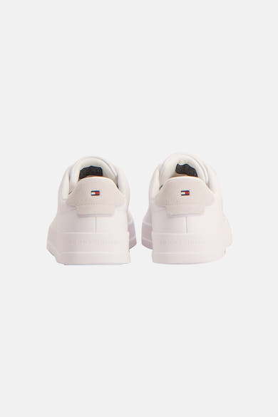 Witte TOMMY JEANS sneakers met logopatch op de hiel en platte zool.