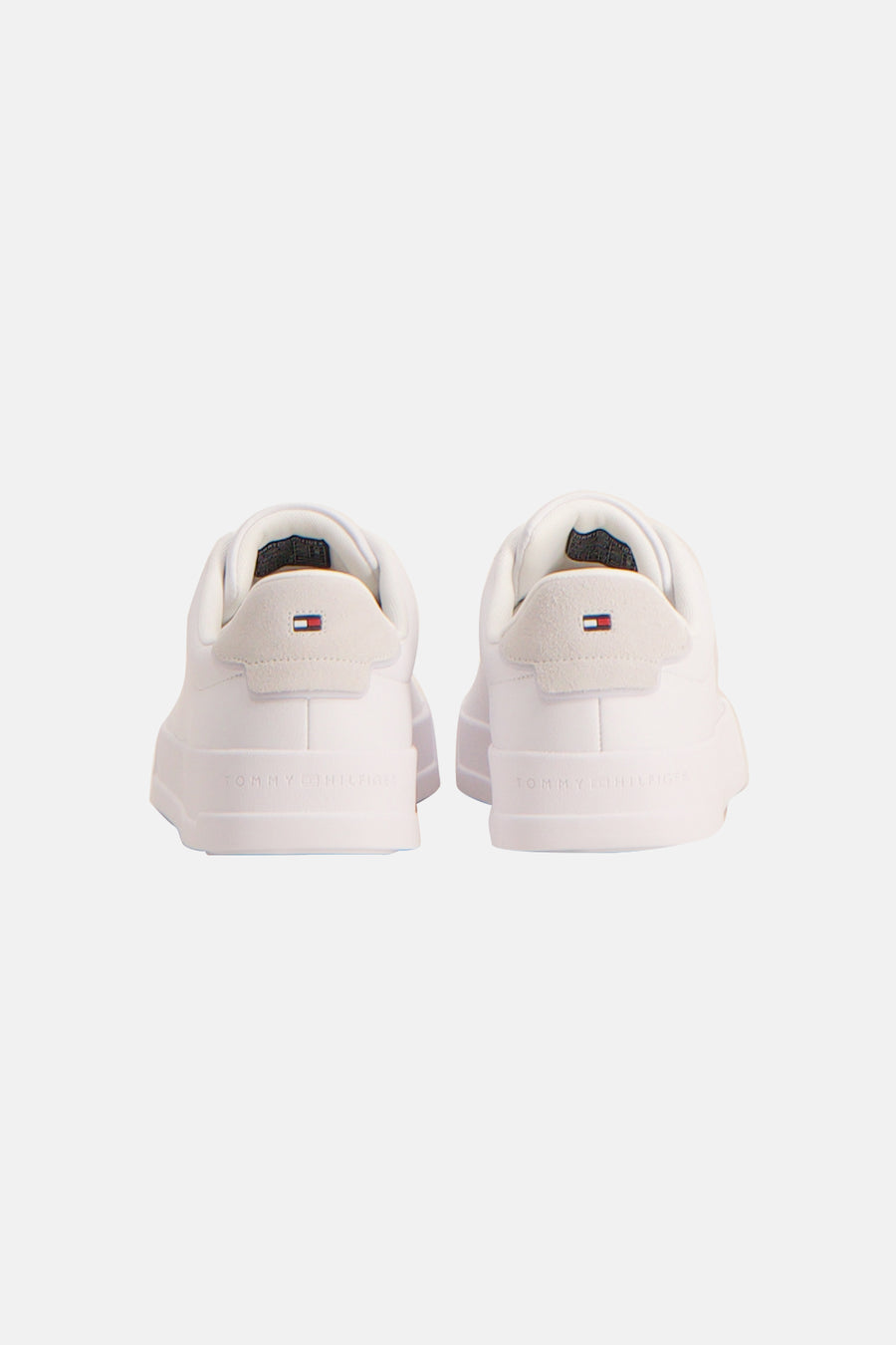 Witte TOMMY JEANS sneakers met logopatch op de hiel en platte zool.