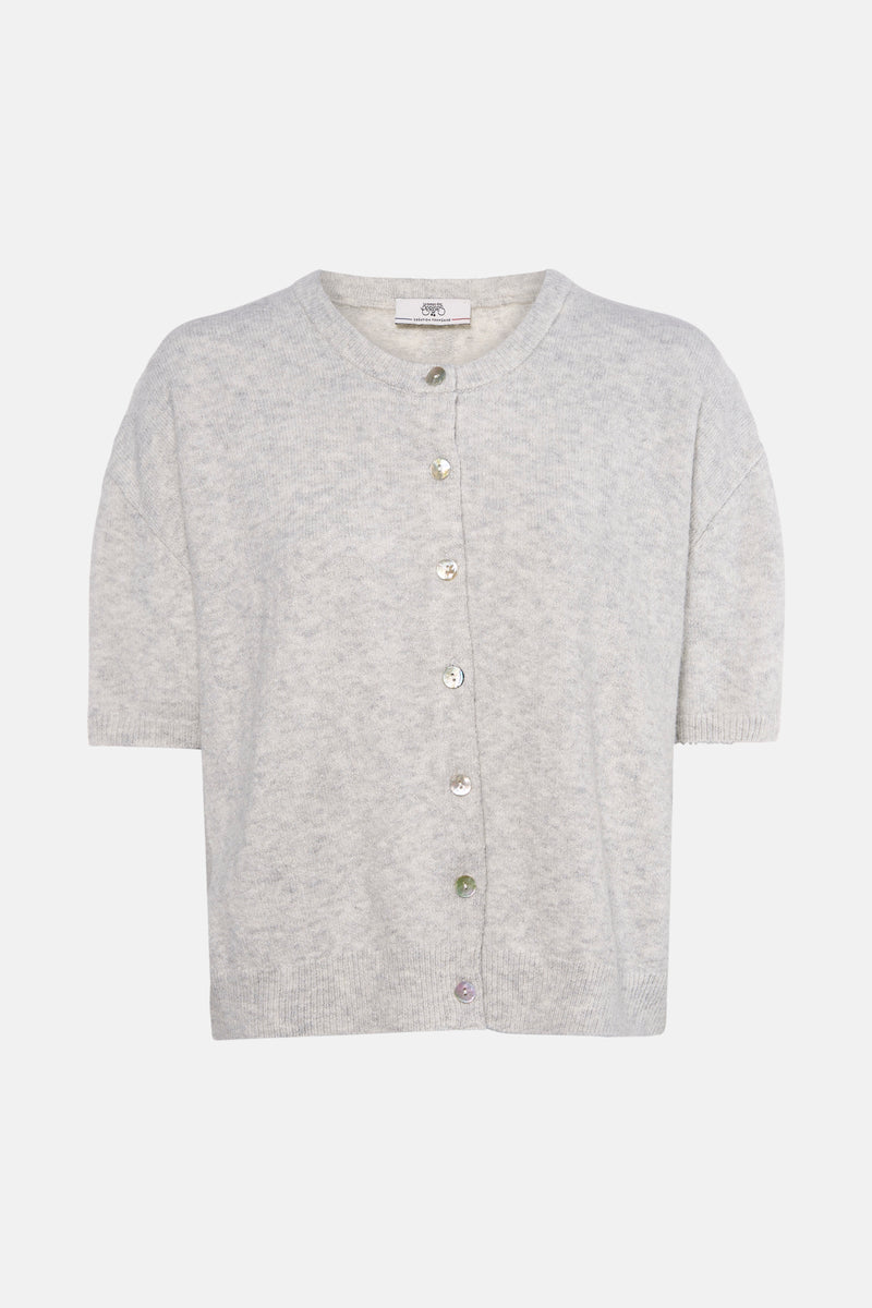 Gemêleerd grijs vest van Le Temps des Cerises, met korte mouwen en een nauwsluitende pasvorm, gedragen met een blauwe jeans en nude pumps.