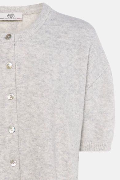 Grijze gemêleerde cardigan van Le Temps des Cerises met korte mouwen en parelmoeren knopen.