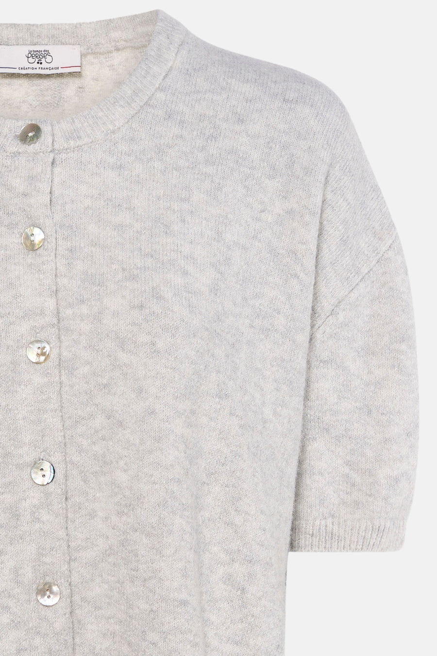 Grijze gemêleerde cardigan van Le Temps des Cerises met korte mouwen en parelmoeren knopen.