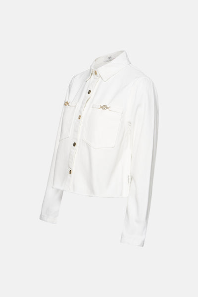 Wit katoenen blouse, van Le Temps des Cerises, met zakken versierd met gouden kettingen en gouden knopen.