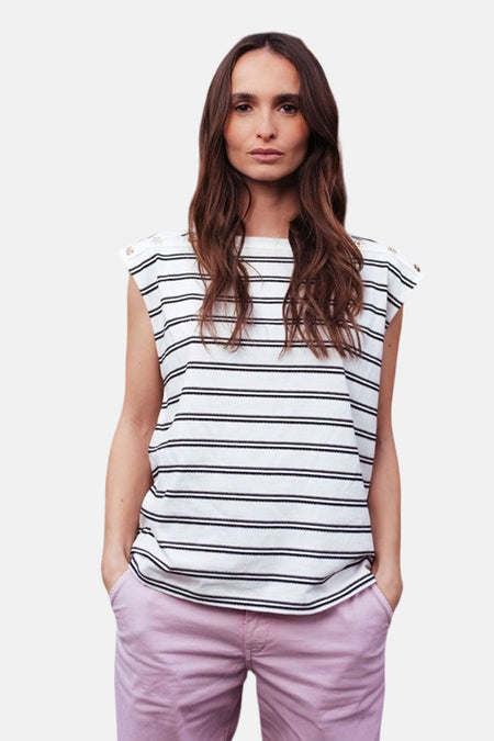 Wit T-shirt met korte mouwen van Le Temps des Cerises, zwarte horizontale strepen en knopen op de schouders.
