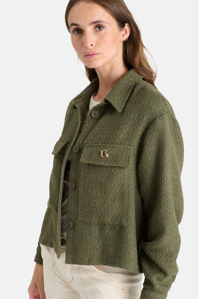 Korte kaki jas van Le Temps des Cerises, met een getextureerde tweed-look en klepzakken.