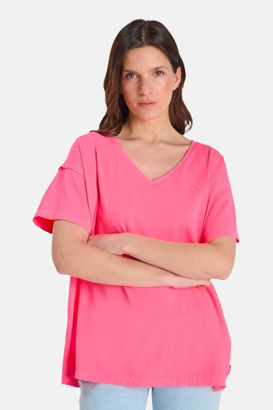 T-shirt rose à manches courtes de Le Temps des Cerises, porté avec un pantalon bleu clair.