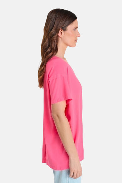 T-shirt rose à manches courtes de Le Temps des Cerises, coupe ample, détail de fente latérale.