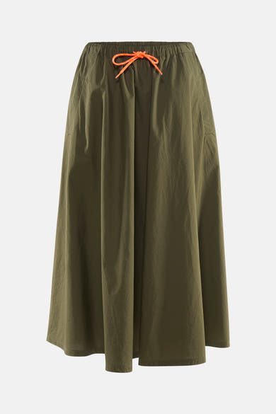 Jupe 3/4 kaki par Le Temps des Cerises avec une ceinture élastique à cordon orange.
