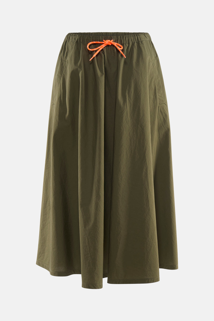 Jupe 3/4 kaki par Le Temps des Cerises avec une ceinture élastique à cordon orange.

