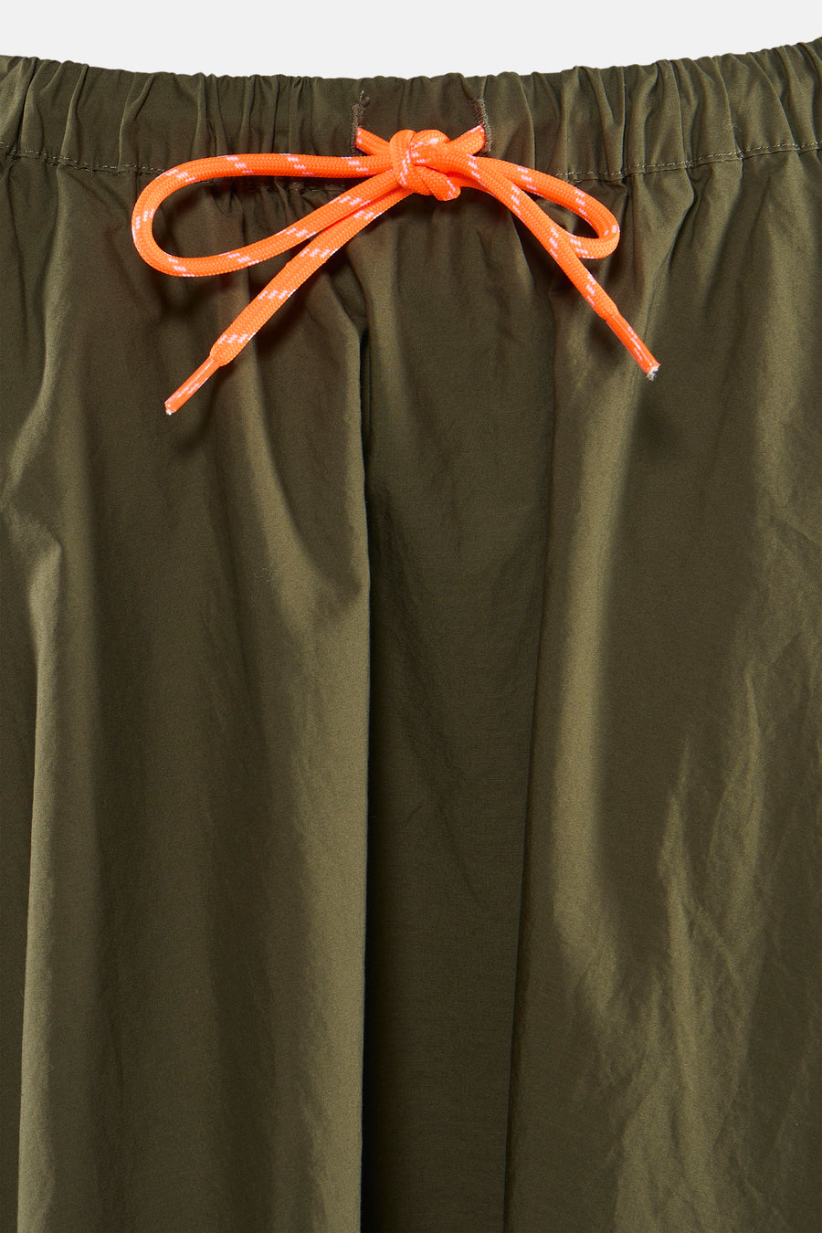 Jupe kaki 3/4 de Le Temps des Cerises, avec cordon de serrage orange à la taille.