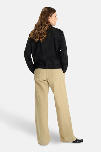 Gilet noir à rayures by Le Temps des Cerises, avec une bordure élastique et des manches longues.