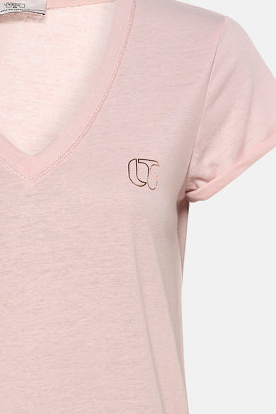 T-shirt rose en jersey by Le Temps des Cerises, avec encolure en V et logo subtil.
