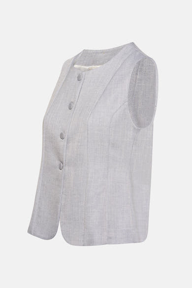 Lichtblauwe blazer van AMELIE ET AMELIE, mouwloos model, geweven textuur en knoopsluiting, zijwaarts bekeken.