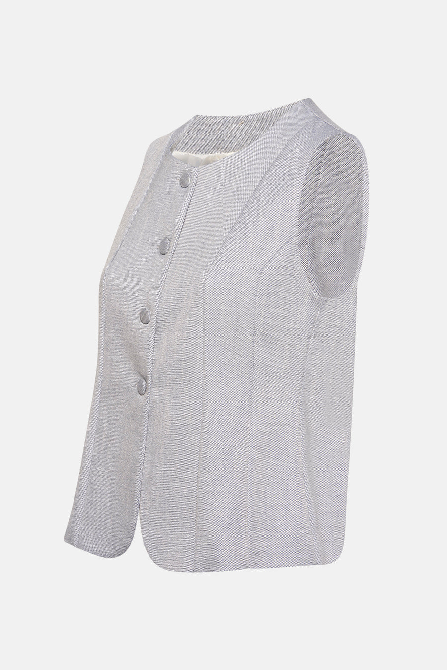 Lichtblauwe blazer van AMELIE ET AMELIE, mouwloos model, geweven textuur en knoopsluiting, zijwaarts bekeken.