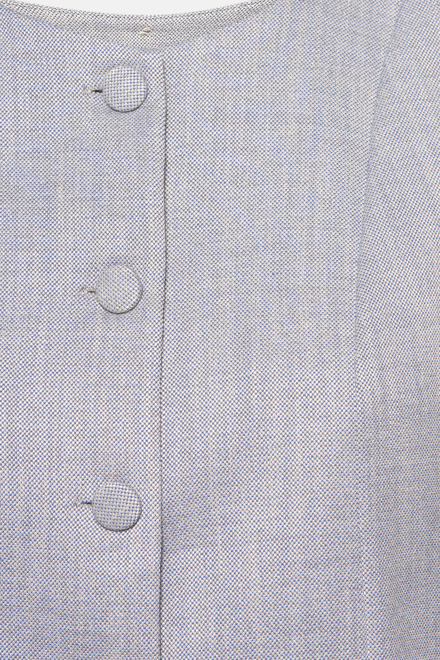 Lichtblauwe blazer van AMELIE ET AMELIE, met ronde knopen en geweven textuurpatroon.
