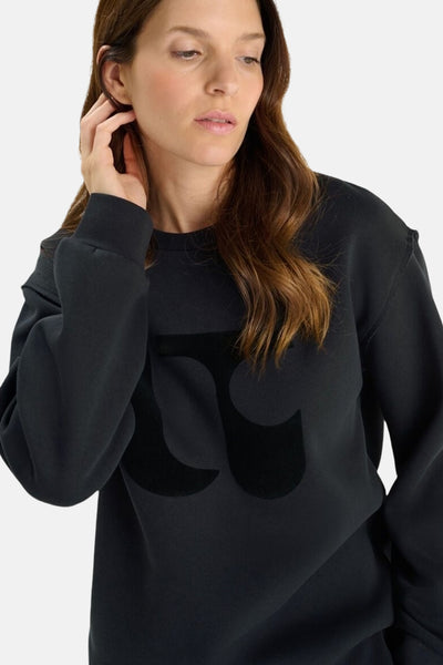 Donkerblauwe sweater van Le Temps des Cerises met een groot toon-op-toon motief op de voorkant.