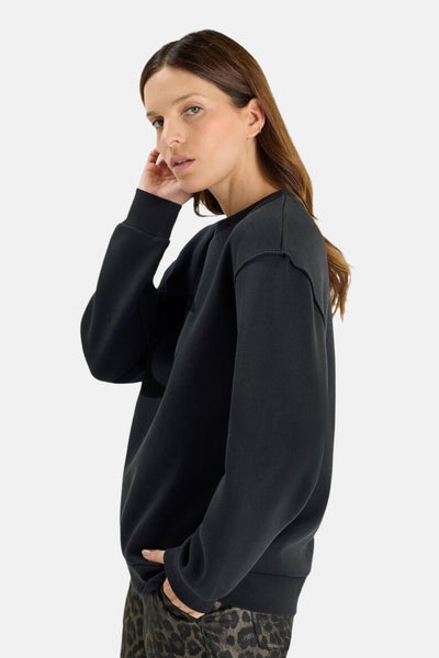 Donkerblauwe ronde hals sweatshirt van Le Temps des Cerises, gedragen met een broek met dierenprint.
