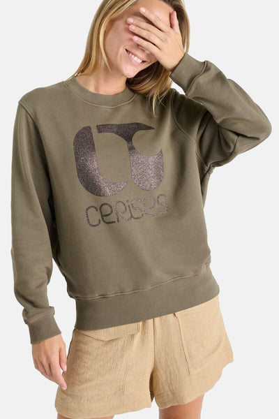 Kaki sweatshirt met ronde hals van Le Temps des Cerises met glinsterend logo op de voorkant, gedragen met een beige short.