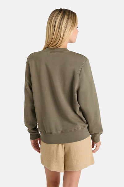 Kaki sweatshirt van Le Temps des Cerises, gedragen met een beige short, achterzicht.