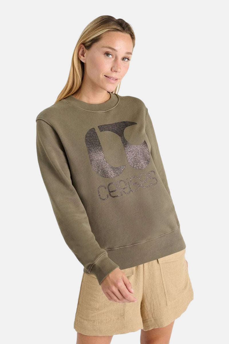 Kaki sweatshirt van Le Temps des Cerises, met glinsterend logo op de voorkant, gedragen met een beige short.