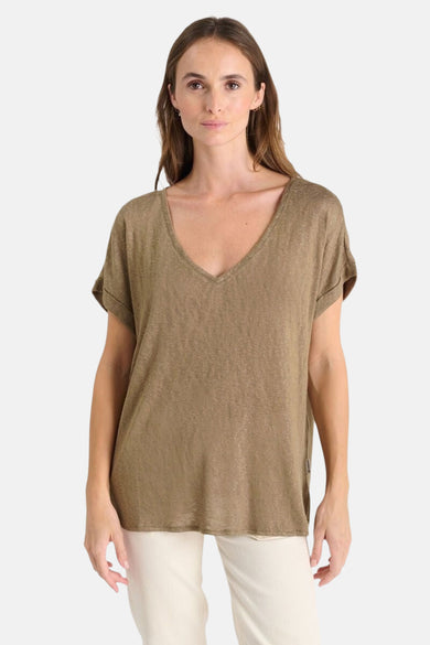 Kaki T-shirt met korte mouwen van Le Temps des Cerises, gedragen met een witte broek.